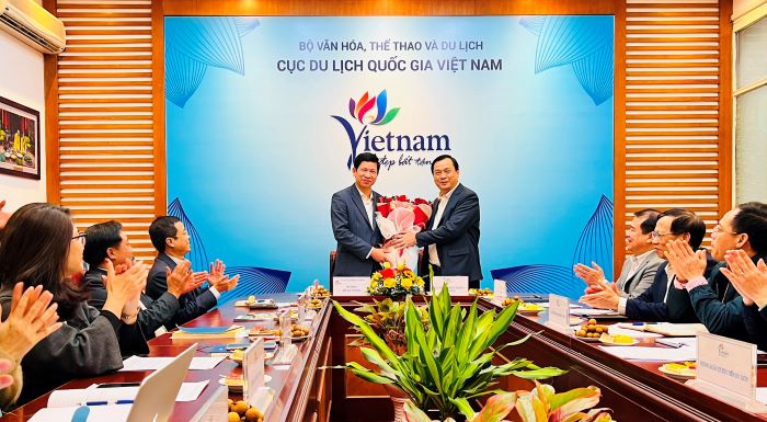 Cục trưởng Cục DLQGVN Nguyễn Trùng Khánh tặng hoa chúc mừng Thứ trưởng Hồ An Phong nhận nhiệm vụ tại Bộ VHTTDL